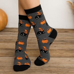565. 🐣 NWOT Gray Halloween Womens Socks Black Cat Witch Hat & Orange Cauldron OS